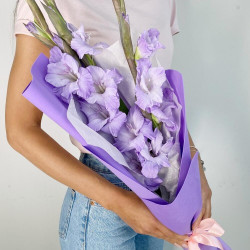 3 сиреневых гладиолуса